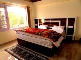 Habitación familiar, 1 habitación, baño privado, vistas al jardín | Escritorio, espacio para trabajar con un portátil, wifi gratis
