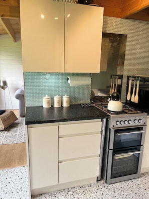 Private kitchen - Cosy cabin, w/modern comforts minutes away from popular beaches & seaside towns. (Old Romney)