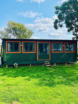 Exterior - Cosy cabin, w/modern comforts minutes away from popular beaches & seaside towns. (Old Romney)