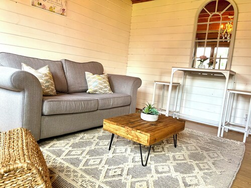 Cosy cabin, w/modern comforts minutes away from popular beaches & seaside towns.