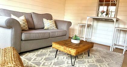Cosy cabin, w/modern comforts minutes away from popular beaches & seaside towns.