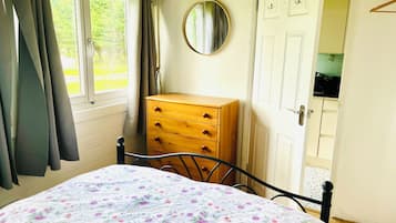 1 bedroom, travel cot, free WiFi, bed sheets