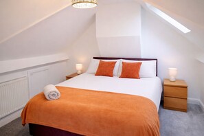 3 bedrooms, iron/ironing board, WiFi, bed sheets - 3BR Near York Centre | Free Parking & WiFi (York)