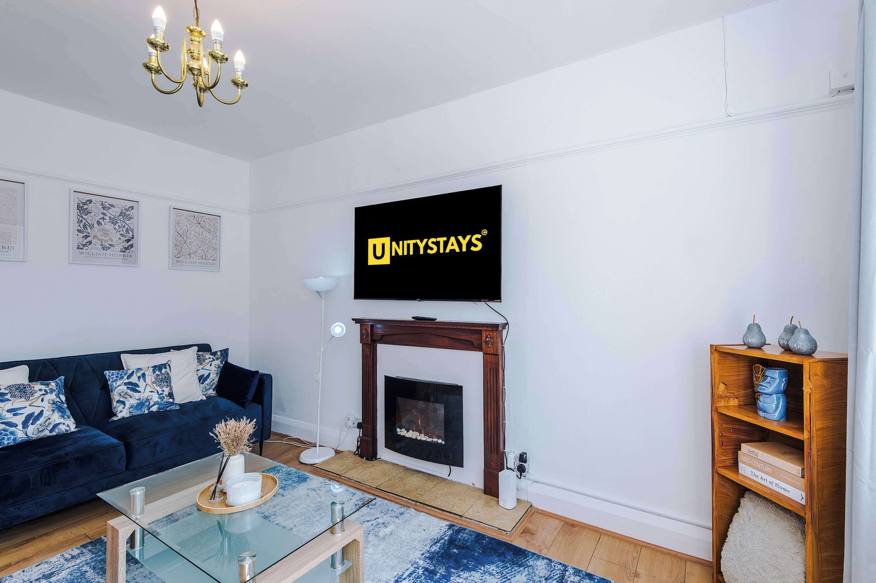 Televisie, een open haard en een kantoor