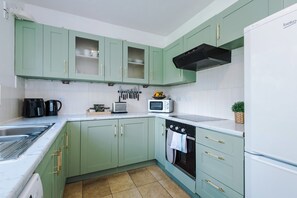 Fridge, microwave, oven, stovetop - 3BR York | Free Parking | Garden | Sleeps 6 (York)