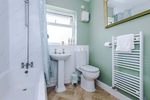Shower, hair dryer, shampoo - 3BR York | Free Parking | Garden | Sleeps 6 (York)