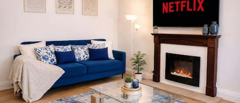 Televisión, chimenea y oficina