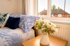 3 bedrooms, iron/ironing board, WiFi, bed sheets - 3BR York | Free Parking | Garden | Sleeps 6 (York)
