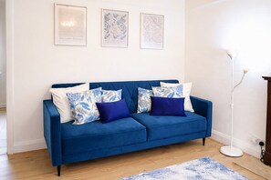 Living area - 3BR Near York Centre | Free Parking & WiFi (York)