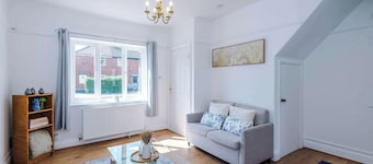Heworth House with Garden, Free Parking, Fast WiFi