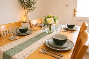 Dining - 3BR York | Free Parking | Garden | Sleeps 6 (York)