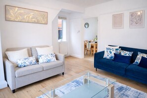 Living area - 3BR Near York Centre | Free Parking & WiFi (York)