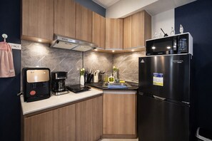 Geladeira, micro-ondas, cooktop, talheres/pratos/utensílios de cozinha