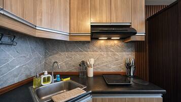 Fridge, microwave, stovetop, cookware/dishes/utensils