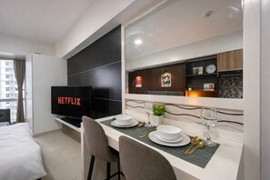 1 bedroom, iron/ironing board, WiFi, bed sheets - Noirwood Studio | IT Park Pool + Fast WiFi (Cebu City)