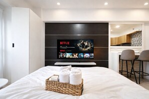 1 bedroom, iron/ironing board, WiFi, bed sheets - Noirwood Studio | IT Park Pool + Fast WiFi (Cebu City)