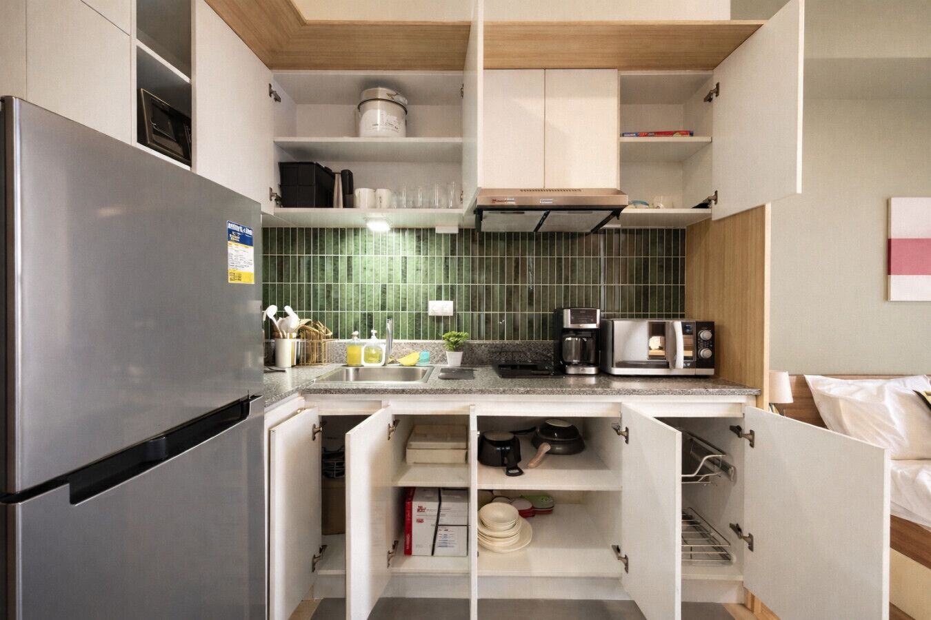 Kühlschrank, Mikrowelle, Herdplatte, Kochgeschirr/Geschirr/Besteck