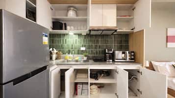 Kühlschrank, Mikrowelle, Herdplatte, Kochgeschirr/Geschirr/Besteck