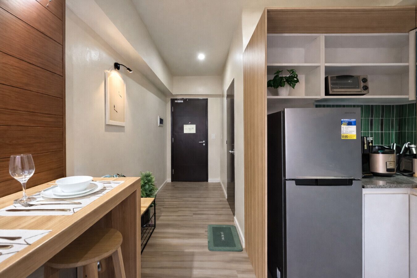 冷蔵庫、電子レンジ、コンロ、調理器具と食器