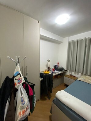 3 habitaciones, tabla de planchar con plancha y ropa de cama 