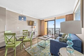 Living area - Relaxing 1 bedroom oceanfront. (Myrtle Beach)