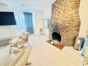 Unclassified image, 5 of 14, button - NEWLY RENOVATED 2 BR UNIT - NEAR DEPAUL UNIV & CTA - WALKABLE AREA (Chicago)