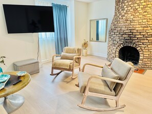 Unclassified image, 3 of 14, button - NEWLY RENOVATED 2 BR UNIT - NEAR DEPAUL UNIV & CTA - WALKABLE AREA (Chicago)