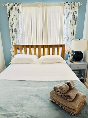 2 bedrooms, iron/ironing board, WiFi, bed sheets - NEWLY RENOVATED 2 BR UNIT - NEAR DEPAUL UNIV & CTA - WALKABLE AREA (Chicago)