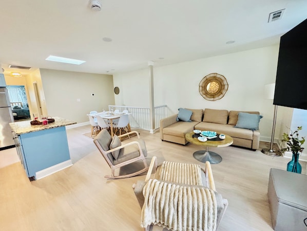 Unclassified image, 1 of 14, button - NEWLY RENOVATED 2 BR UNIT - NEAR DEPAUL UNIV & CTA - WALKABLE AREA (Chicago)