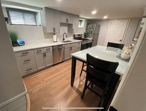 3 MILES/ 5 KM FROM METLIFE STADIUM AND AMERICAN DREAM MALL