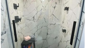 Een douche, een haardroger, handdoeken, zeep