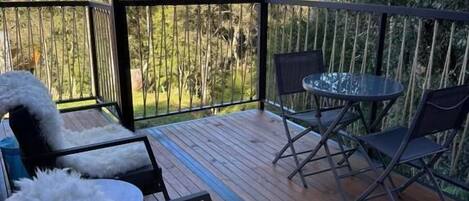 Chalet, balcon, vue sur le jardin | Restauration en plein air