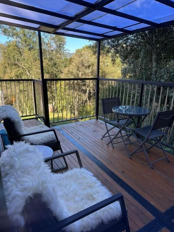 Chalet, balcon, vue sur le jardin | Restauration en plein air