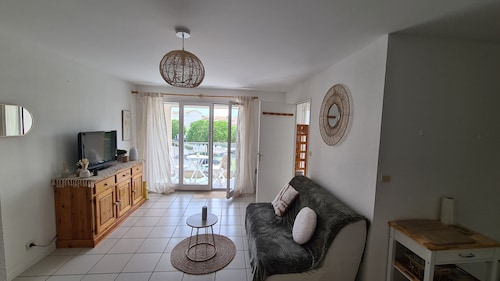 Quiet apartment, 50 m from Olonna harbor. Walking distance to waterbus and shops
