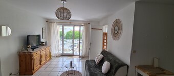 Quiet apartment, 50 m from Olonna harbor. Walking distance to waterbus and shops