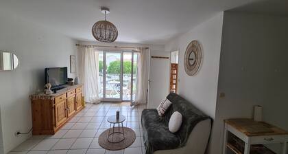 Quiet apartment, 50 m from Olonna harbor. Walking distance to waterbus and shops