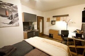 1 soverom, skrivebord, strykejern/-brett og wi-fi (inkludert)