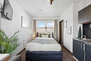 1 dormitori, caixa forta a l'habitació i escriptori 