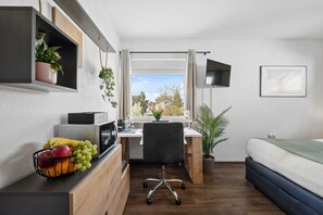1 dormitori, caixa forta a l'habitació i escriptori 