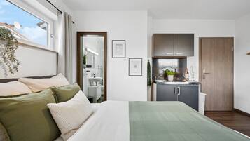 1 Schlafzimmer, Zimmersafe, Schreibtisch, Bügeleisen/Bügelbrett