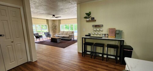 Cozy Getaway 3BR, Arcade + Foosball, Sleeps 10