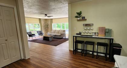 Cozy Getaway 3BR, Arcade + Foosball, Sleeps 10
