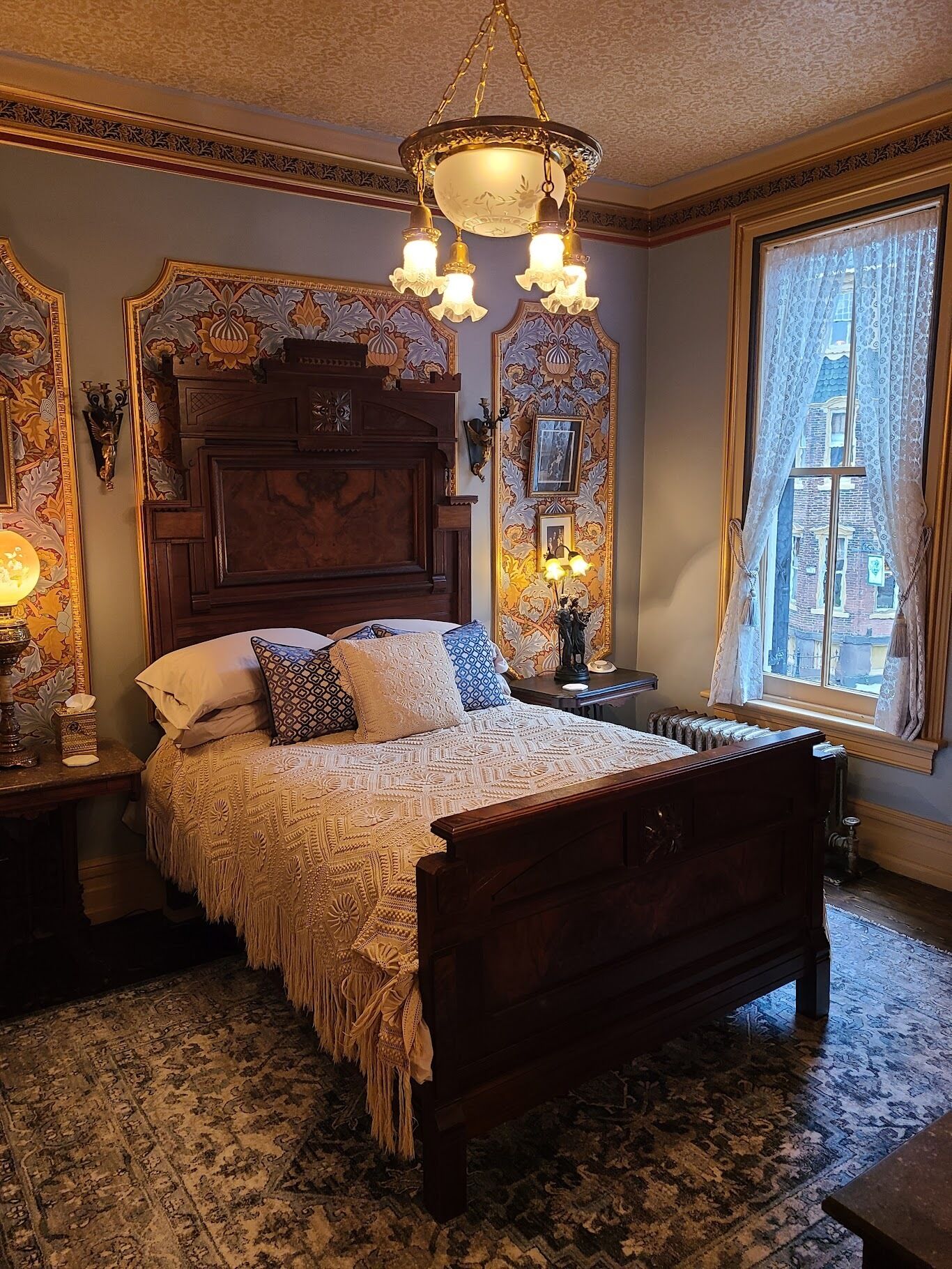 5 bedrooms, iron/ironing board, internet, bed sheets