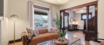 Exclusive 1890 Escape: Tub and Downtown Walks