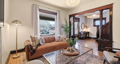 Exclusive 1890 Escape: Tub and Downtown Walks