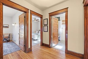 4 habitaciones, escritorio y tabla de planchar con plancha 