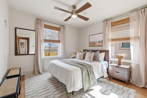 4 habitaciones, escritorio y tabla de planchar con plancha 