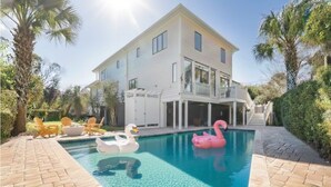 Une maison à deux étages dotée d’une piscine, d’un espace extérieur aménagé et d’un jardin bien entretenu.