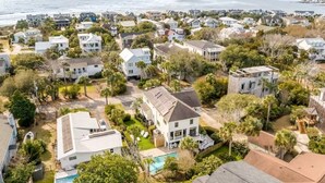 Un quartier résidentiel avec des maisons, une piscine et une vue sur l’océan.
