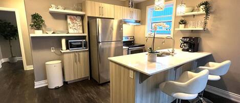 Een koelkast, een microgolfoven, een oven, een kookplaat